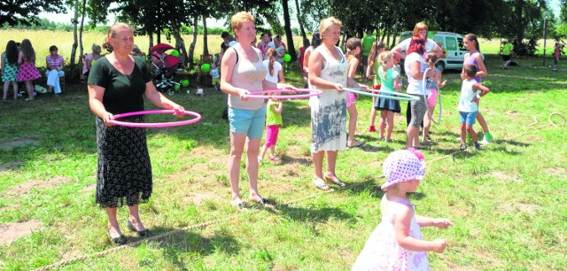 Do rywalizacji w poszczególnych zawodach stanęły nie tylko dzieci, ale i dorośli - jak w tym przypadku: mamy w konkursie hula-hop.