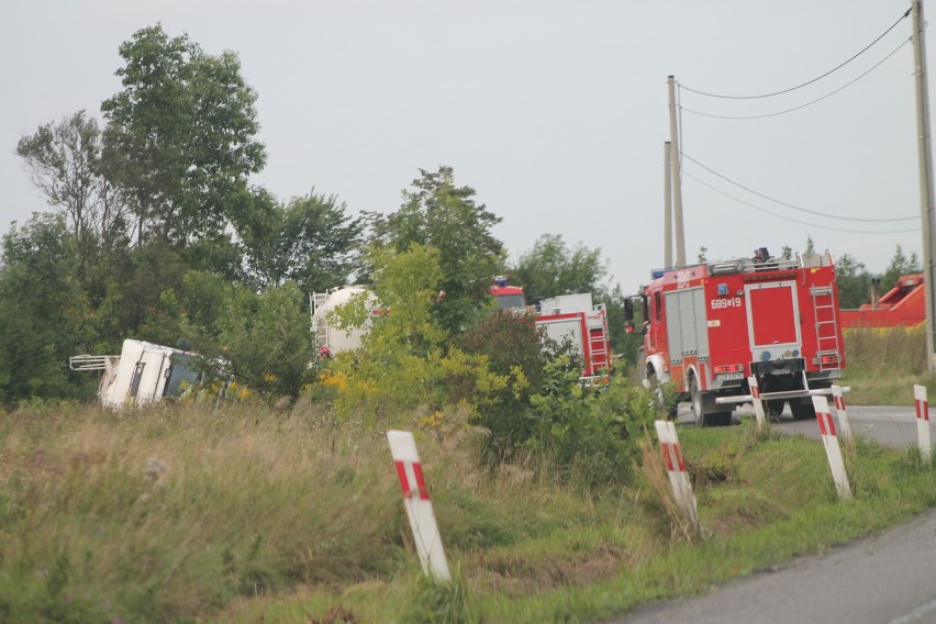 Niegowonice trasa DW790: Cysterna wpadła do rowu i zablokowała drogę [ZDJĘCIA]