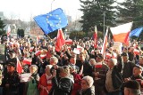 Pikieta KOD w Kielcach. Zakleją sobie usta plastrem