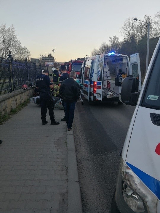 Wypadek w Sułkowicach. Zderzenie motocykla i samochodu osobowego, są ranni
