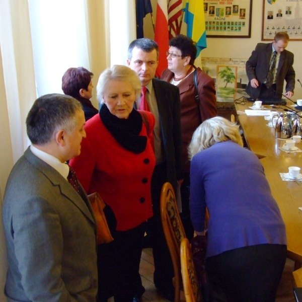 Po zakończeniu obrad przewodnicząca Teresa Smoleń ( w środku) tłumaczyła, że nie udzieliła mieszkankom głosu, bo sprawa nie nadawała się na sesję.