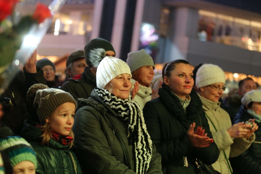 DZieci śpiewają kolędy 2015: koncert na Rynku w Katowicach