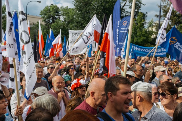 Protesty przeciwko zmianom w sądownictwie wdrażane przez PiS odbywają się w całym kraju. Na zdjęciach widać manifestację w Warszawie.