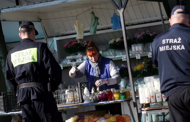 Poniedziałek, cmentarz na Majdanku. Budki kupców zostały wywiezione