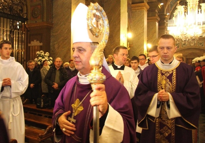 Uroczysta msza w pierwszą rocznicę ingresu biskupa Jana Piotrowskiego do kieleckiej katedry 