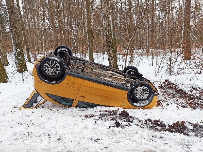 Samochód dachował w miejscowości Dobrowo. Autem podróżowała...