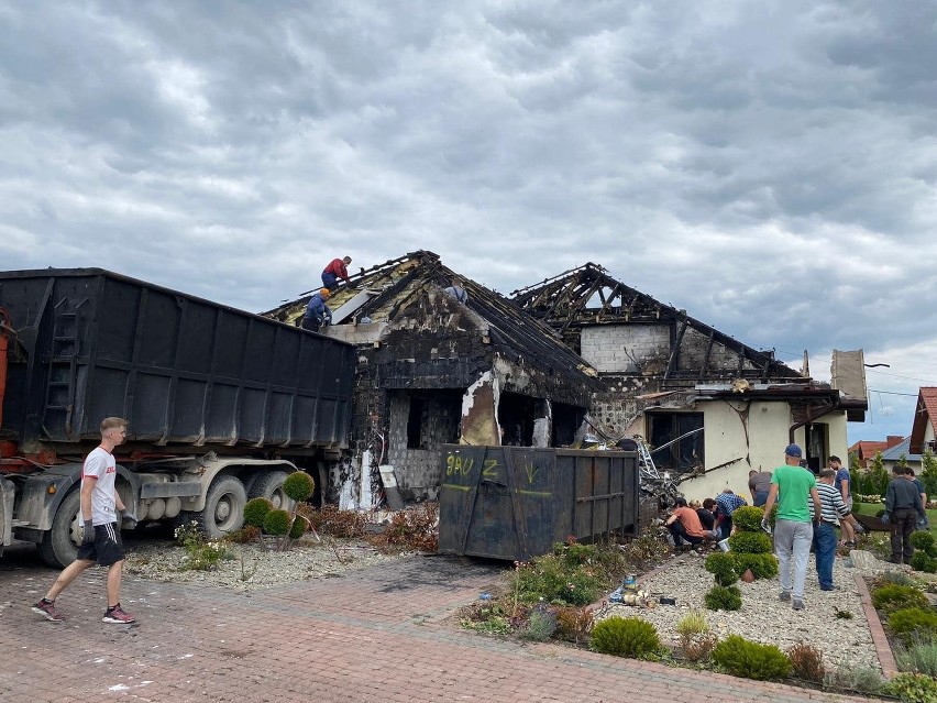 "Bezradność i trauma nie do opisania". Ogień strawił dorobek życia rodziny z Brzezin w gminie Morawica