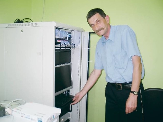 Komendant Jerzy Rudnicki ma w swoim biurze urządzenie elektroniczne, które zawiaduje rozbudowanym monitoringiem