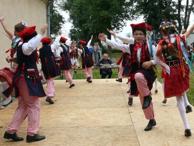 Zespół taneczny Promyczek z Michałowa zaprezentował najpiękniejszy polski taniec narodowy - krakowiaka.