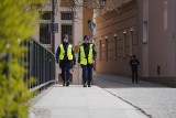 Policjanci w Bydgoszczy wystawiają mandaty za gromadzenie się i chodzenie bez celu [wideo] 