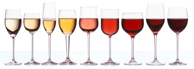 Rodzaje winKieliszki do wina powinny dać możliwość zakręcenia trunkiem, aby go napowietrzyć i wydobyć jego bukiet. Kieliszki do wina napełnia się tylko do 1/3 ich pojemności. W zależności od rodzaju i gatunku wina, trunek podaje się w kieliszkach o innych kształcie i pojemnościach.