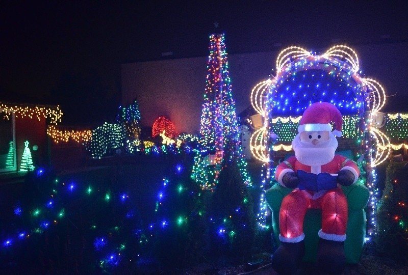 Świąteczna iluminacja domu na Rokiciu. Jak z bajki o Bożym Narodzeniu! [ZDJĘCIA, FILM]