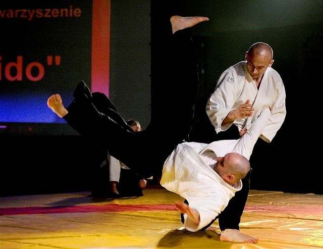 W pierwszej gali MMA Tomasz Stożek (po prawej) brał udział w pokazie aikido. Teraz wystąpi w klatce