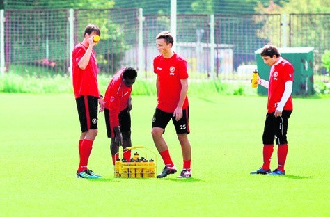 Podczas treningu letnia pogoda dawała się widzewiakom we znaki.