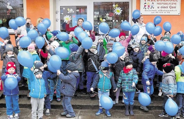 Dzieci z Przedszkola "U Cioci Gosi" z niebieskimi balonikami przeszły w ramach obchodów Dnia Świadomości Autyzmu