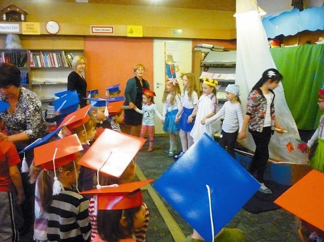 Biblioteka Publiczna w Łapach zorganizowała ,,Pasowanie na czytelnika", czyli oficjalne przyjęcie najmłodszych do grona czytelników.