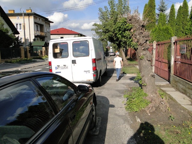 Kierowcy nie zważają na zakaz parkowania i nadal zatrzymują swoje samochody na poboczu ulicy Górnej.
