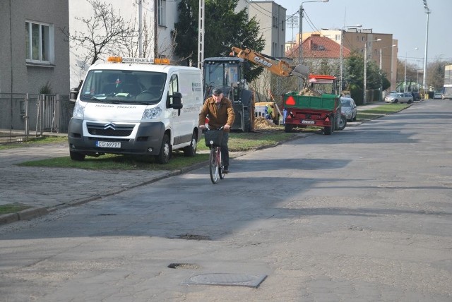 Zakres przebudowy ul. Kochanowskiego: ustawienie nowych krawężników, wymiana kratek kanalizacyjnych, budowa chodnika, zjazdów i wylanie nowej nawierzchni.