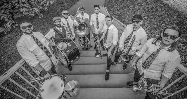 Brass Federacja, czyli zespół dęty, który trąbi i bębni muzykę inspirowaną Nowym Orleanem poprowadzi szalony, kolorowy i roztańczony korowód muzyczny ulicami Sandomierza w niedzielę, 25 czerwca.