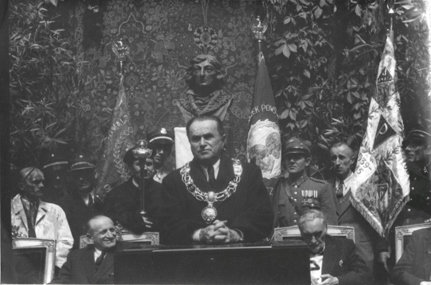 23 maja 1948 r. na dziedzińcu toruńskiego Ratusza...