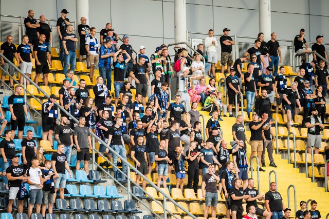 Kibice Zawiszy przeżyli rozczarowanie ponieważ niebiesko-czarni przegrali na inaugurację III ligi z Jarotą Jarocin 0:2.Na kolejnych stronach zdjęcia fanów oraz ze spotkania. Aby je obejrzeć prosimy przesuwać palcem po ekranie smartfonu lub strzałkami w komputerze>>>