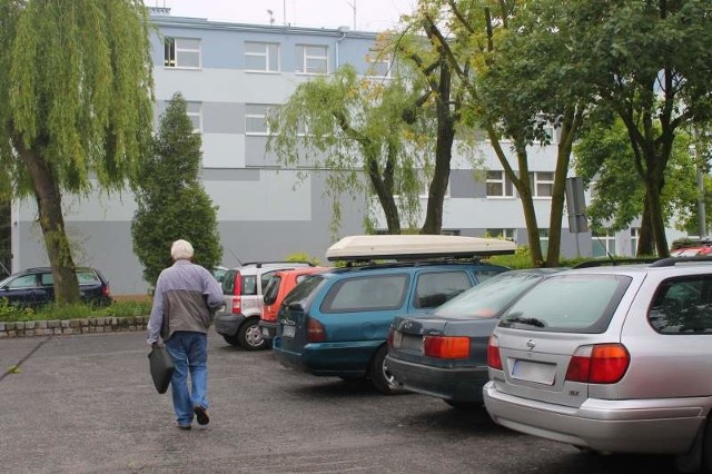 Miejsca parkingowe przy szpitalu w ciągu dnia są zapełnione.