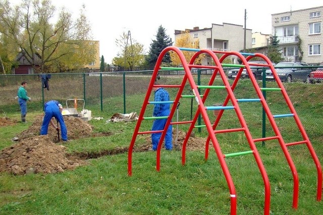 Jeden z placów zabaw powstaje przy kompleksie boisk Orlik przy ulicy Sportowej.