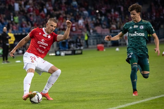 Wiślak Konrad Gruszkowski (z lewej) zmierzy się z Łotwą na stadionie Cracovii w barwach drużyny narodowej U-21