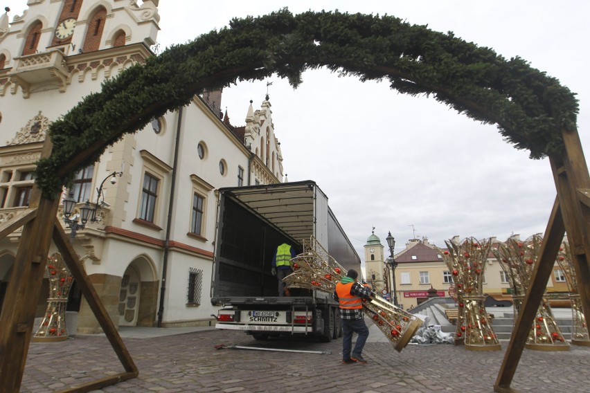 Trwa montaż świątecznego miasteczka na Rynku w Rzeszowie.