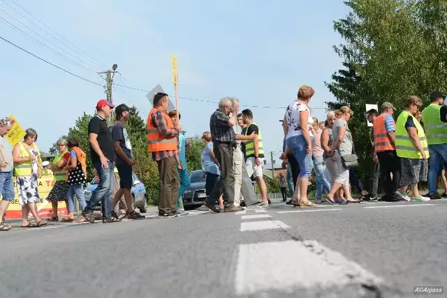 W piątek, 19 lipca w godzinach od 17 do 19 odbywa się protest mieszkańców w Mniszewie w związku z przebudową drogi krajowej numer 79. Mieszkańcy zablokowali drogę.