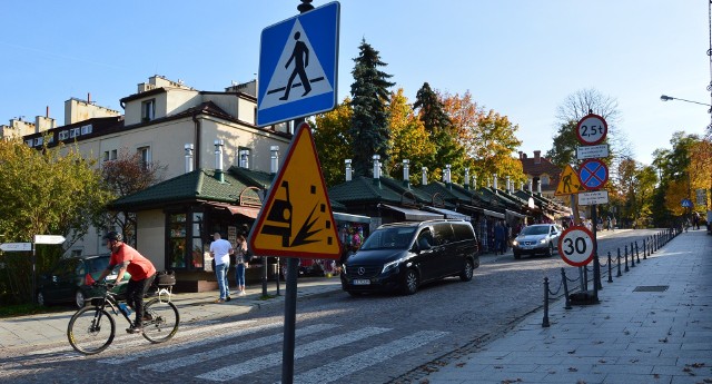 Ulica Daniłowicza w Wieliczce. Problem z porfirem jest ogromny i pogłębia się z każdym rokiem. Pojawiły się znaki znaki ostrzegające,  że spod kół samochodów mogą być wyrzucane elementy nawierzchni