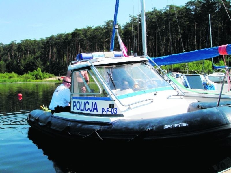 Policja nad Zalewami Sulejowskim i Jeziorsko. Patrole na koniach i motorówkach