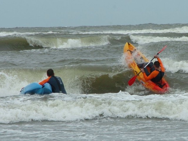 Na plaży w Ustce spotkaliśmy kajakarzy lubiących takie wyzwania jak morskie fale. Oni popierają inicjatywę powstania morskiego szlaku Kołobrzeg - Łeba.