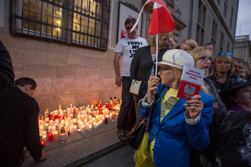 Łańcuch Światła: Protesty pod sądami w Gdańsku i w Gdyni przeciwko projektowi PiS  [WIDEO, ZDJĘCIA]