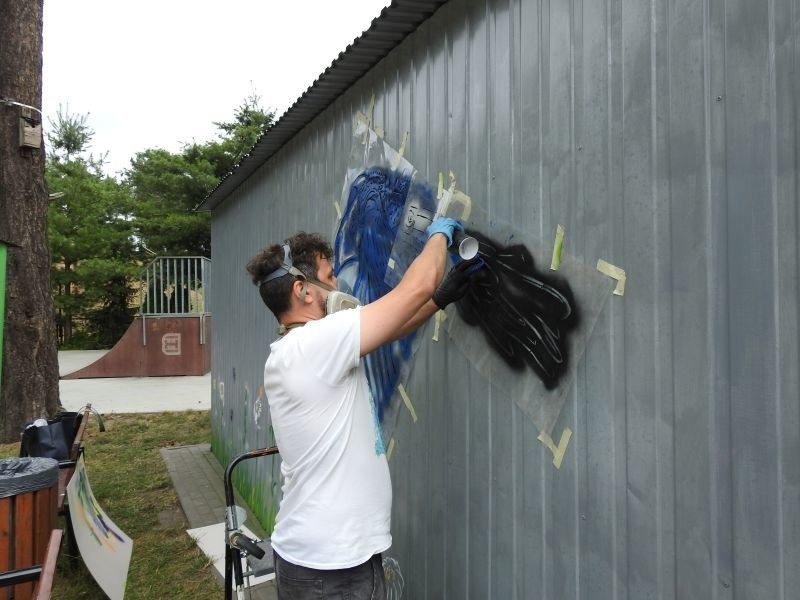 Małkinia Górna. Pierwszy mural w małkińskiej przestrzeni miejskiej. Jak powstawał? Uwieczniliśmy ten moment w nagraniu wideo!