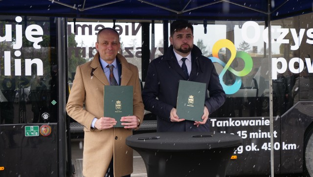 Jakub Banaszek prezydent Chełma (z prawej) i Maciej Nietopiel, prezes firmy Polski Autobus Wodorowy, 18 marca podpisali umowę na dostawę autobusów wodorowych dla Chełma.