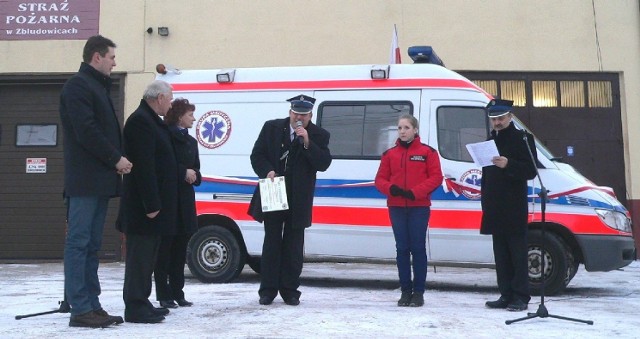 Ambulans mercedes sprinter został w niedzielę przekazany uroczyście strażakom ze Zbludowic.