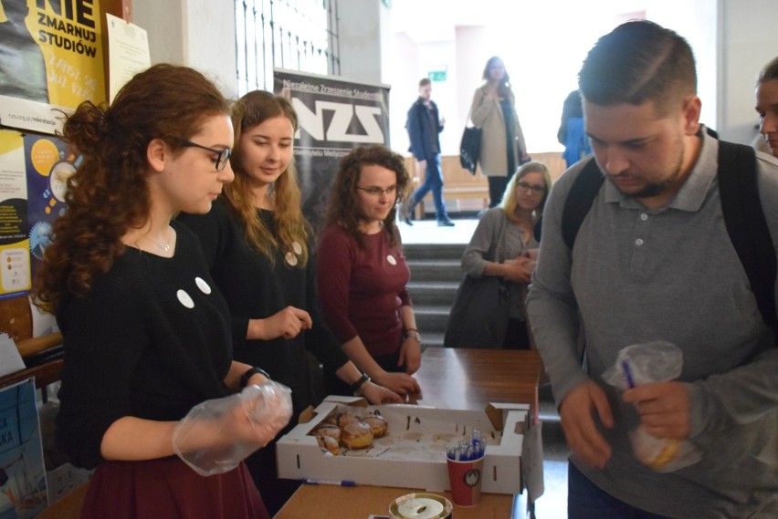 NZS Dzieciom. Studenci sprzedają pączki i zbierają pieniądze na leczenie Piotra Łuckiewicza. Dołącz do nich! [ZDJĘCIA, WIDEO]