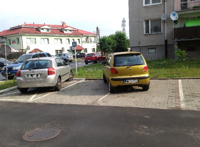 Autodrań zajął aż dwa miejsca parkingowe przy ul. Krańcowej w Sulechowie