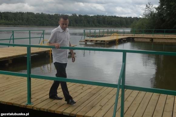 - Odkąd są nowe pomosty, nad jezioro w Granicach przyjeżdża coraz więcej ludzi - mówi Mariusz Nowak z urzędu gminy