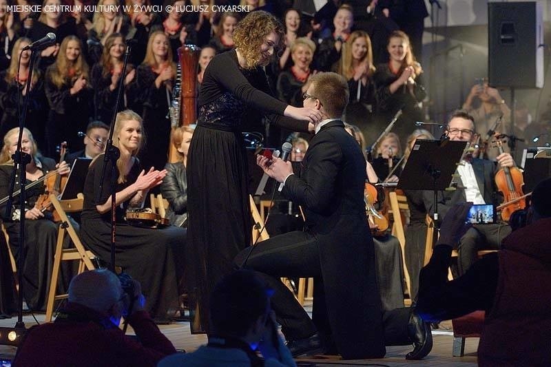 Koncert Muzyki Filmowej w Żywcu. Pianista oświadczył się koncertmistrz orkiestry [ZDJĘCIA]