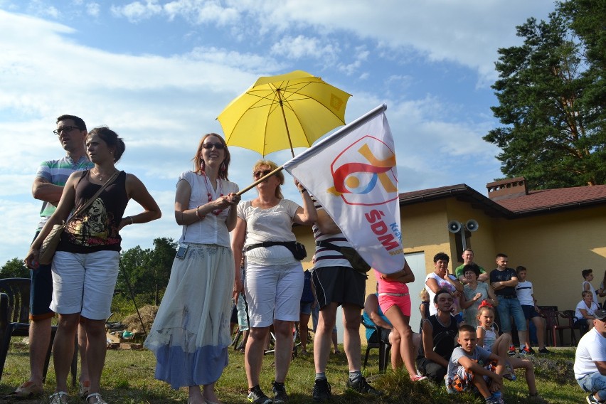 Mieszkańcy Chwałęcic zagrali mecz z pielgrzymami z Trynidadu...