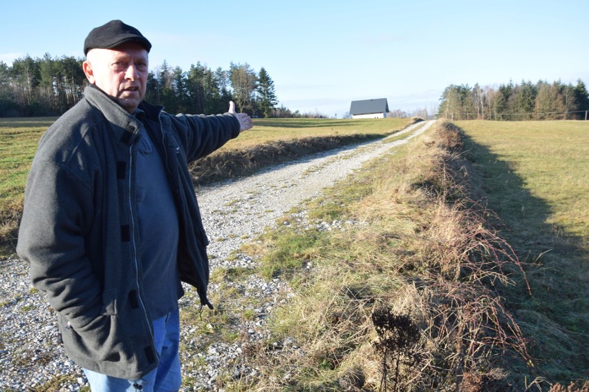 Adam Wychowaniec pokazuję skarpę powstałą – jak twierdzi –...