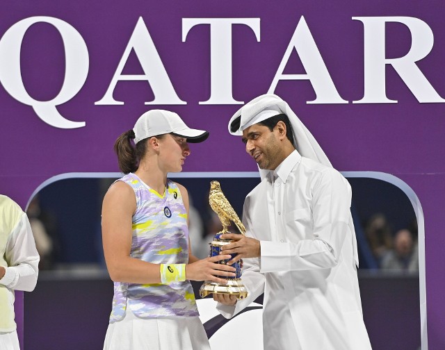 Prezes PSG, Nasser al-Khelaifi jest również szefem Katarskiej Federacji Tenisowej i wręczył polskiej rakiecie Idze Świątek trofeum za wygranie turnieju WTA Qatar Open w Dosze 26 lutego 2022 roku