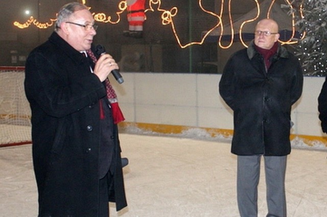 Po lewej prezydent Łomży Mieczysław Czerniawski, po prawej dyrektor MOSiR Zbigniew Sasinowski