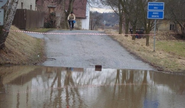 Zalana droga Branice - Uvalno. Zdjęcie archiwalne.