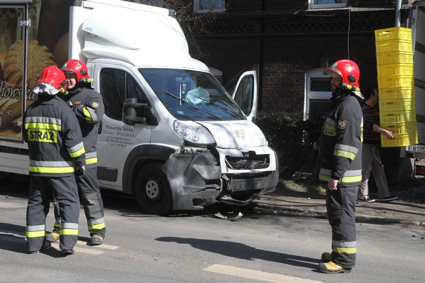 Wypadek na Brochowie. Corsa wjechała w busa z pieczywem [ZDJĘCIA]