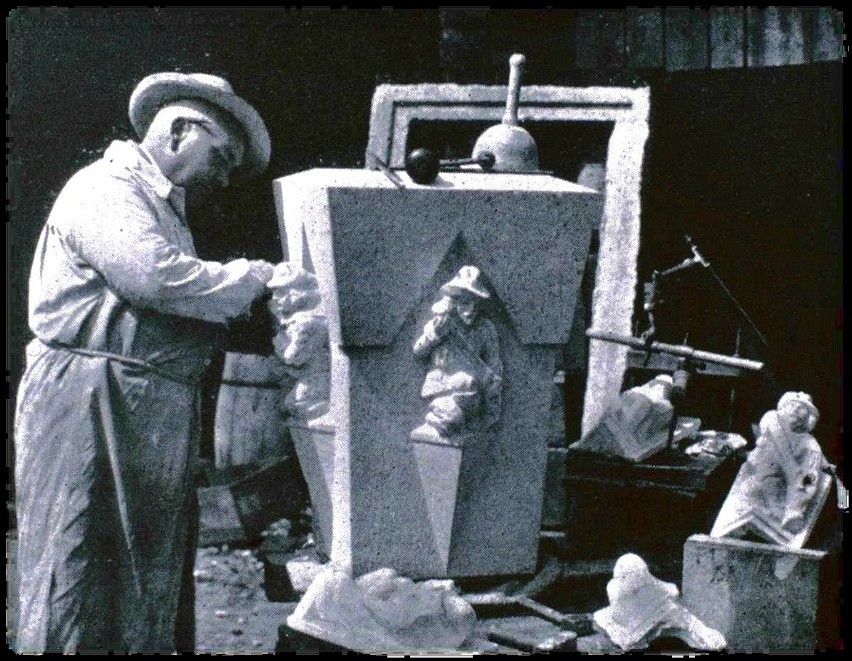 Kamieniarz Hermann Still podczas pracy przy ozdobnym...