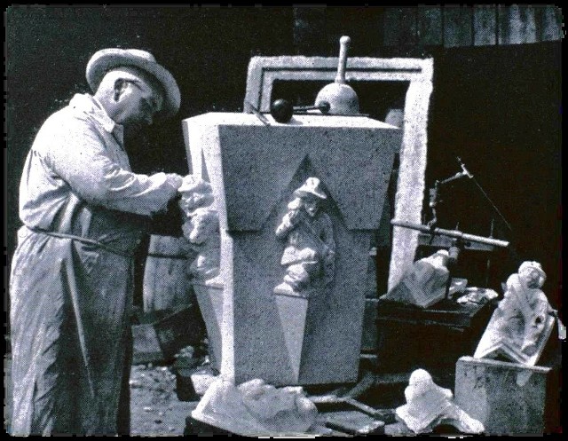 Kamieniarz Hermann Still podczas pracy przy ozdobnym elemencie fontanny.