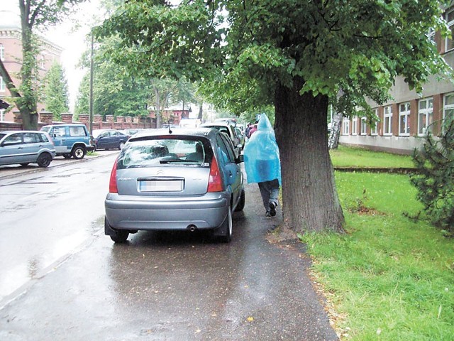 Na chodniku przy koszalińskim szpitalu często parkują samochody. Dla pieszych nie ma miejsca.